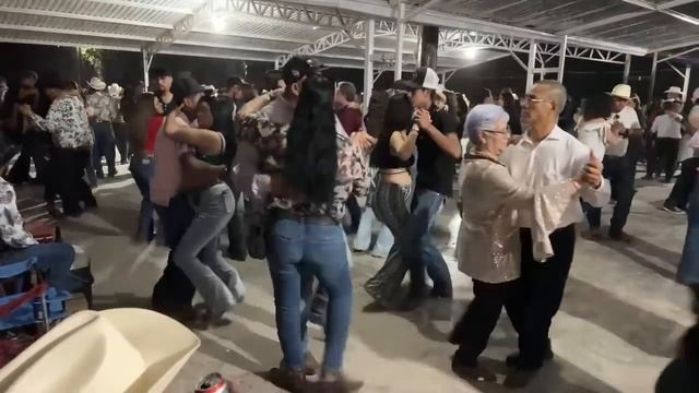 nos acompaña Ene y familia a bailar con Salvajes de Chihuahua смотреть онлайн