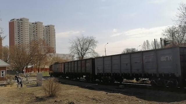 Тепловоз ЧМЭ3-2568 с грузовым поездом отправляется со ст. Новопролетарская. смотреть онлайн