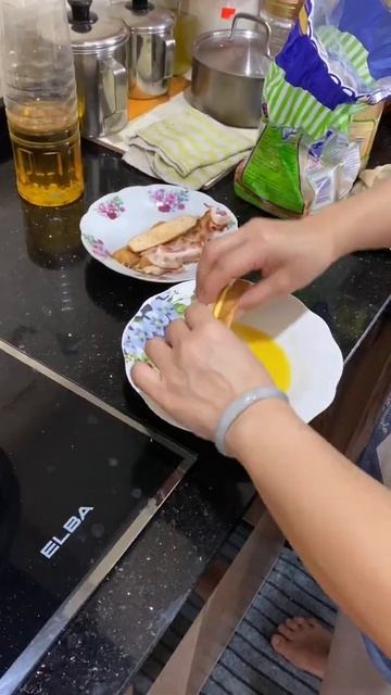 How to make Korean Style Toast | Cheesy Bacon Sandwich | 토스트 смотреть онлайн