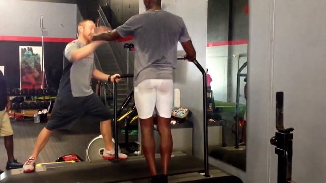 Chad Ochocinco court à 38 km/h sur un tapis de course смотреть онлайн