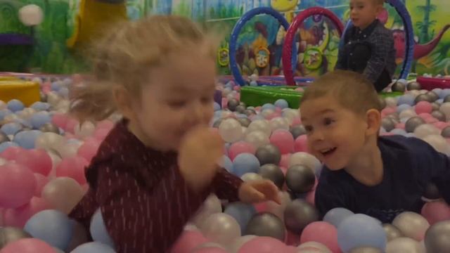 Игровой центр. Вика, Ника и Артем смотреть онлайн