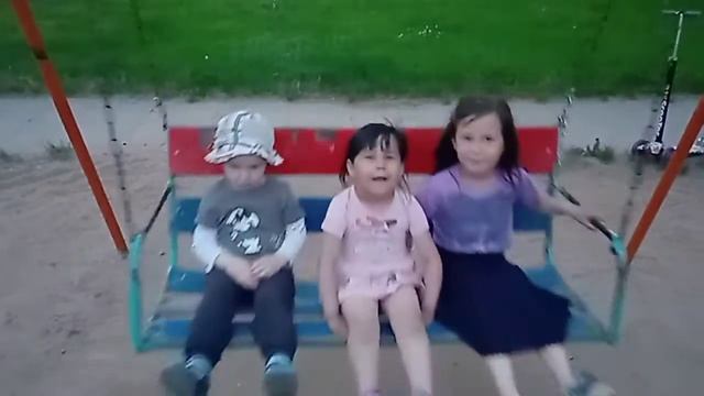 Лёва просто катается на качелях... смотреть онлайн