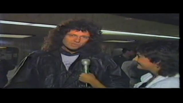 Freddie Mercury and Queen arriving at Jan Smuts South Africa. смотреть онлайн