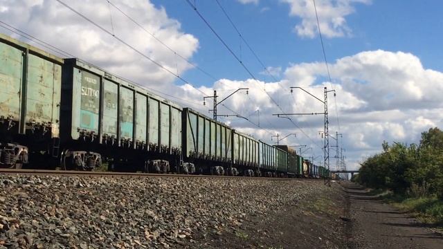 Электровоз 2ЭС6-326 с грузовым поездом смотреть онлайн