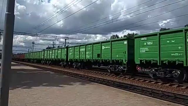 Электровоз ВЛ11.8-654 с грузовым поездом на станции Изюм смотреть онлайн