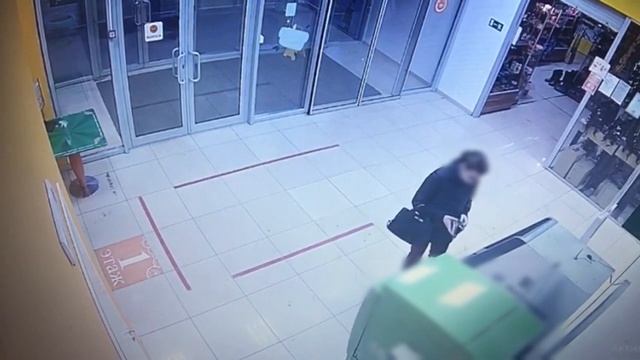 Присвоение забытых в банкомате денег обернулось для девушки уголовной статьей смотреть онлайн