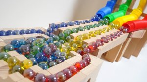 Шарики скатываются через лабиринт в трубу