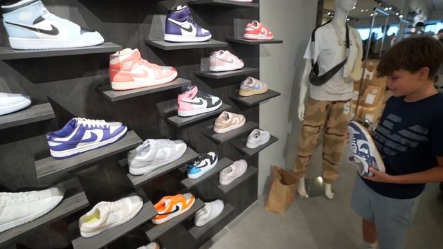 N3on Buys Fan His DREAM Sneakers! смотреть онлайн