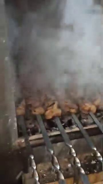 жарить свежий мясо из баранина на углях. restaurant #shorts_video #chef#restaurant #shorts смотреть онлайн