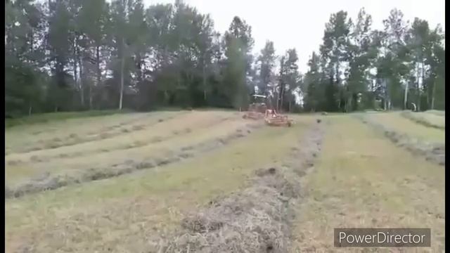 John Deere 4010 Diesel & New Holland Rakes смотреть онлайн
