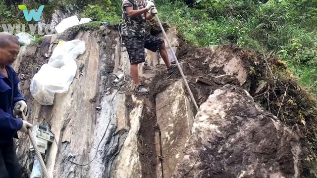 После постройки моста, продолжается строительство дороги в горах. смотреть онлайн