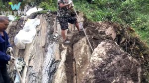 После постройки моста, продолжается строительство дороги в горах.