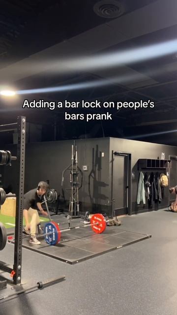I locked his weight 🤣 #gymhumor #gym #trendingshorts #fitness #bodybuilding #gymmemes смотреть онлайн
