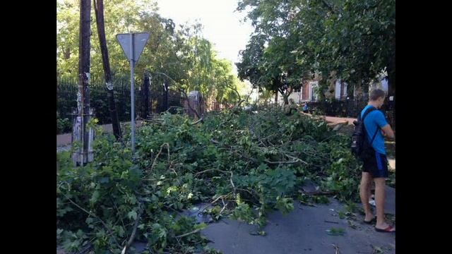 Последствия урагана в Одессе 31.05.2013 на Французском бульваре. смотреть онлайн