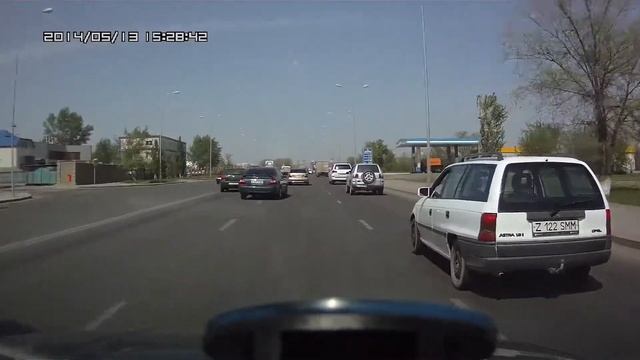 Одна машина на две полосы смотреть онлайн