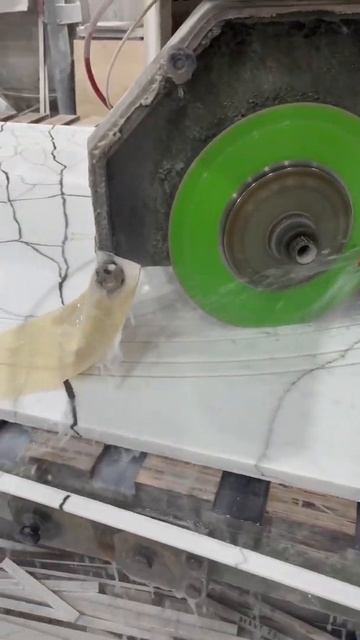 Фигурная резка кварцевого агломерата, на мостовой пиле с ЧПУ управлением смотреть онлайн