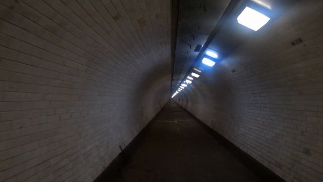 Scary London Greenwich Foot Tunnel Walk At Midnight | 4K смотреть онлайн