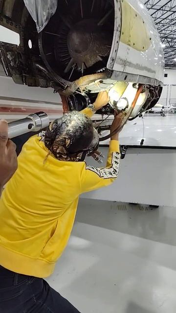 Money Ma Rapper Biusness Owner Putting Hydrolic Pump on Lear Jet' Flight School. #Learjet #flight смотреть онлайн