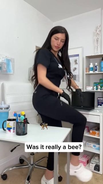 I dressed my dog in a Honeybee costume 🤪 #shorts #dog #dogs смотреть онлайн