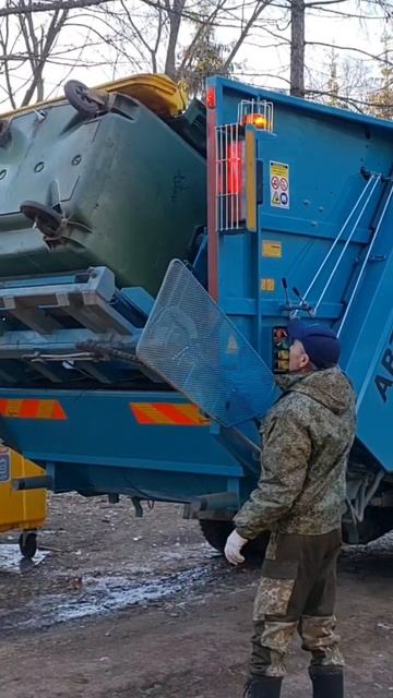 Мусоровоз EMI в работе смотреть онлайн