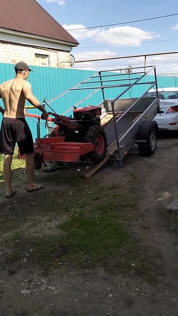 Тяжёлый дизельный мотоблок грузим в прицеп) смотреть онлайн