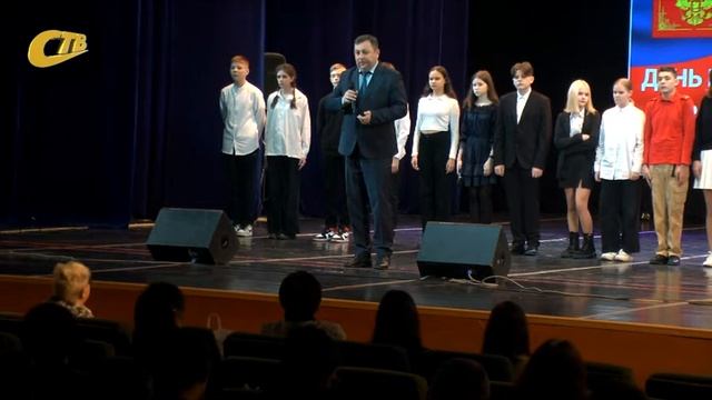 ГЛАВА ЖЕЛЕЗНОГОРСКА ВРУЧИЛ ПАСПОРТА ПОДРОСТКАМ, ДОСТИГШИМ 14 ЛЕТ смотреть онлайн