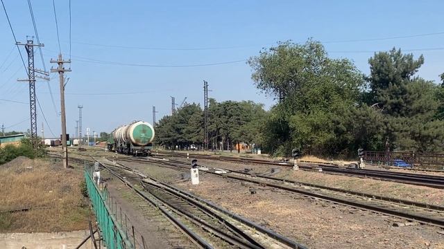 Shunting diesel locomotives TEM2 do their work / Маневровые тепловозы ТЭМ2 занимаются своей работой смотреть онлайн