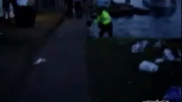 Svensk polis komma ner slagen i vattnet genom berusad kille смотреть онлайн