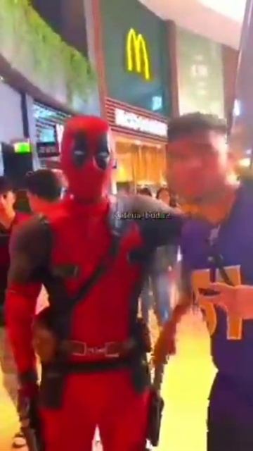 Цельтесь куда надо. #мем #дедпул #deadpool смотреть онлайн