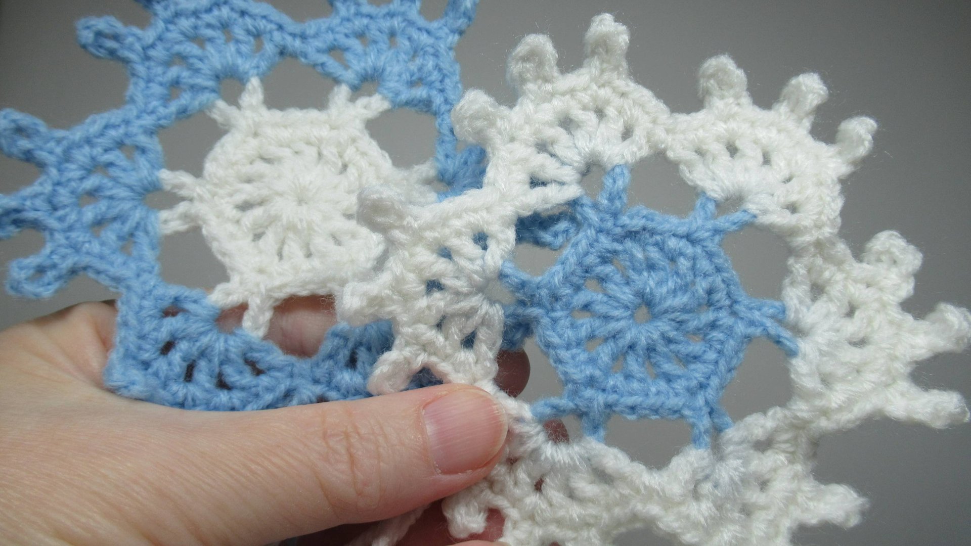 Как связать крючком снежинку за 4 ряда смотреть онлайн