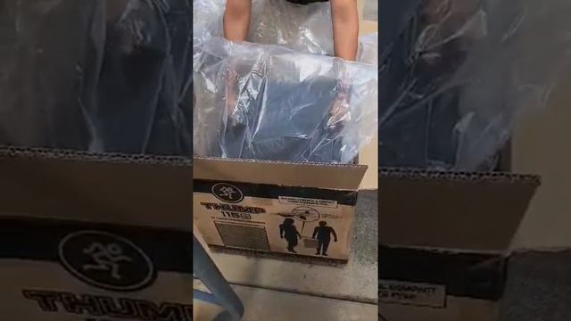 Mackie Thump 115S - quick unboxing video 😀 смотреть онлайн