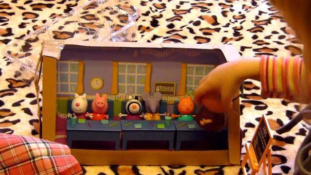 Свинка Пеппа. Обзор и распаковка игрового набора "ШКОЛА СВИНКИ ПЕППЫ" смотреть онлайн