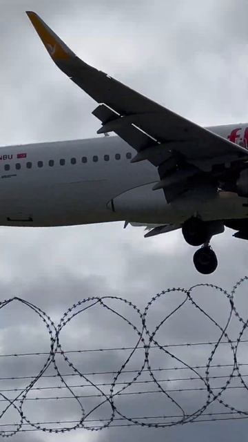 Pegasus Airlines Airbus A320 Neo arrives into Manchester #shorts #airport #airplane #plane #aviatio смотреть онлайн