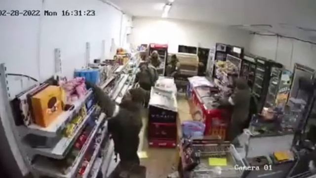 На окраине Херсона русские вояки обчистили магазин. смотреть онлайн