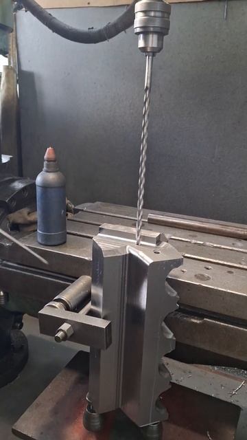 Professional locksmith. Drilling a long hole.Профессиональный слесарь Сверление длинного отверстия. смотреть онлайн