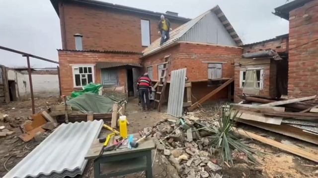 Ейск ! Часть 2. Работы на доме по укрыванию крыши продвигаются и идут к завершению ! смотреть онлайн