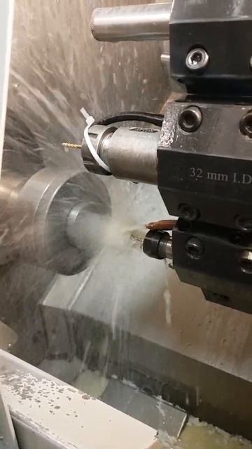 CNC Haas SL10 drilling and taping aluminium flat bar. смотреть онлайн