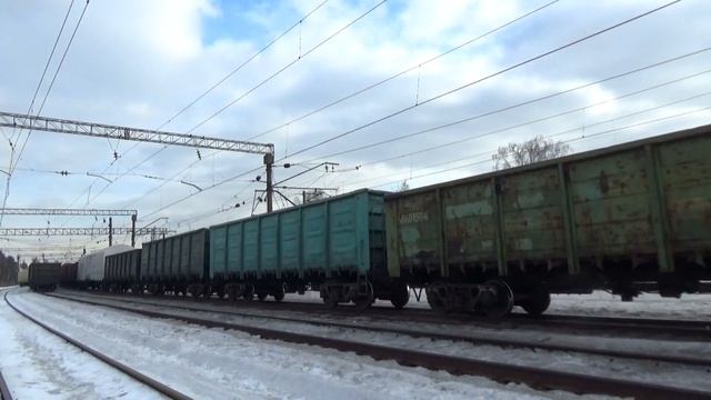 Приветливая бригада на электровозе ВЛ11.8-718 с грузовым поездом:-) смотреть онлайн