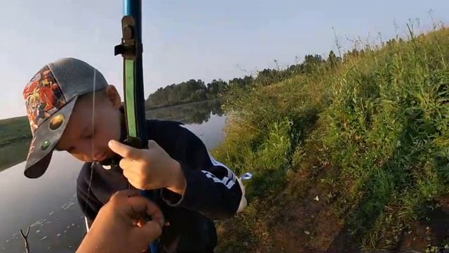 Ловля КАРАСЯ на поплавок. Рыбалка с сыном! Подготовка к ловле щуки на кружки. Как поймать живца? смотреть онлайн