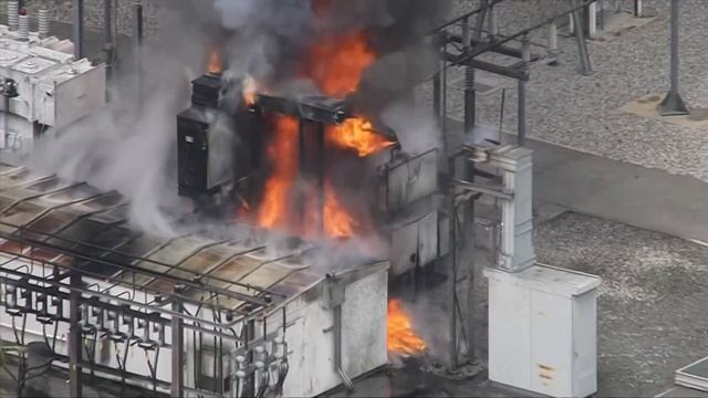 Transformer at Burbank power plant explodes into ball of fire, knocks out power смотреть онлайн