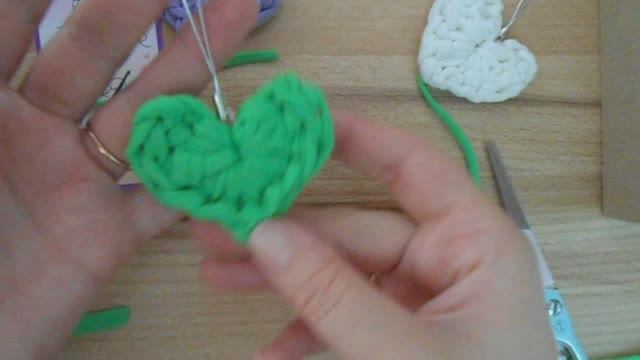 Сердечко-брелок из трикотажной пряжи. Вязаный брелок. МК Марьюшка смотреть онлайн