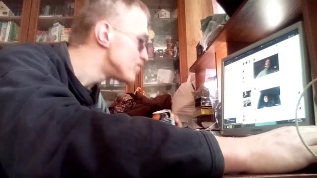 Пью пепси и слушаю свою любимую. Песню смотреть онлайн