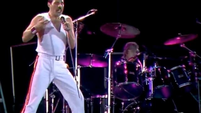 Queen - Another one bites the dust (Live at Wembley) смотреть онлайн