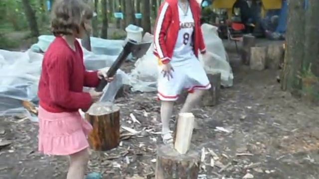 Girl Chops Wood смотреть онлайн