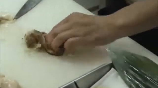 貝の刺身の作り方。北海道産の活生ホッキを使用。 смотреть онлайн