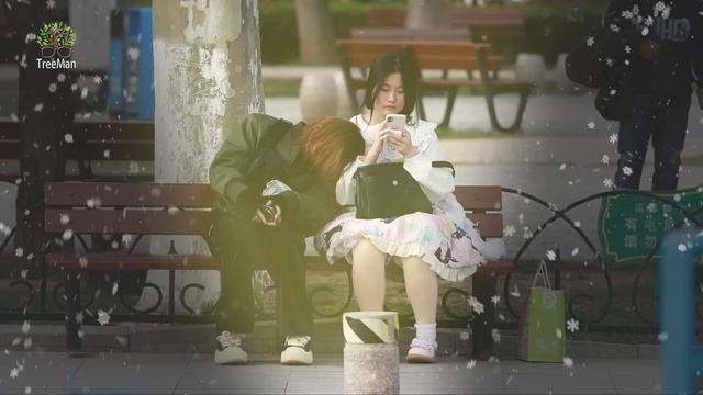 When Girl Falls Asleep on Stranger's Shoulder | Prank 当女生倒在陌生人肩膀睡着，路人小哥的表情充满了幸福 смотреть онлайн