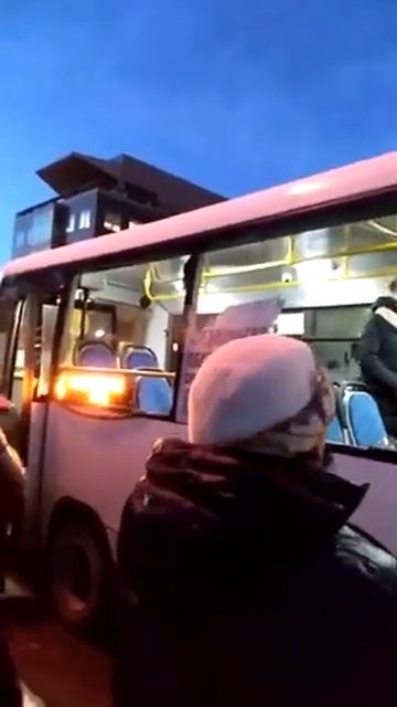 У городского автобуса в Южно-Сахалинске во время движения высыпались стекла смотреть онлайн