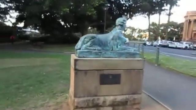 Art Gallery of NSW: sphinx statues outside entrance смотреть онлайн