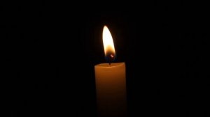 Горит свеча на черном фоне. Футаж Без звука