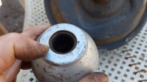 Аккумуляторный гайковерт жужжит,  надо смазать.